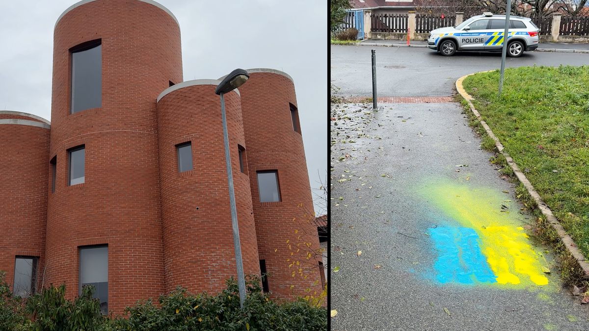 Okolí Okamurova sídla zaplavily nasprejované ukrajinské vlajky